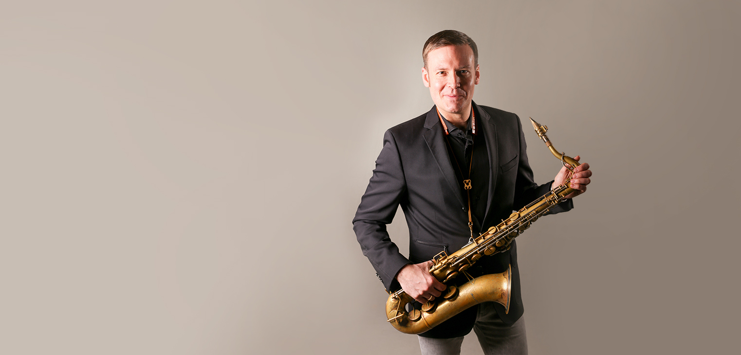 Saxophonist David Milzow mit Tenorsaxophon für Event & Gala, Konzert