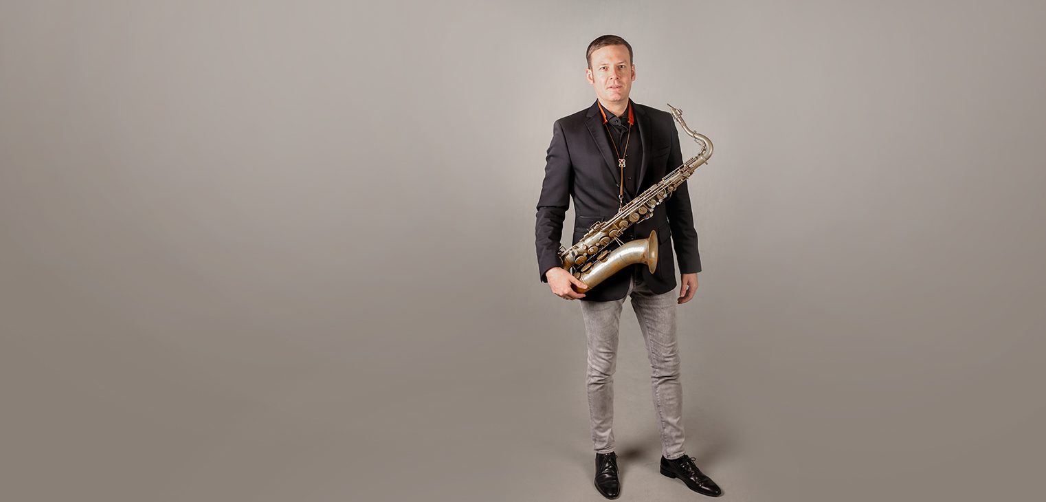 Saxophonist David Milzow mit Tenorsaxophon für Event & Gala, Konzert