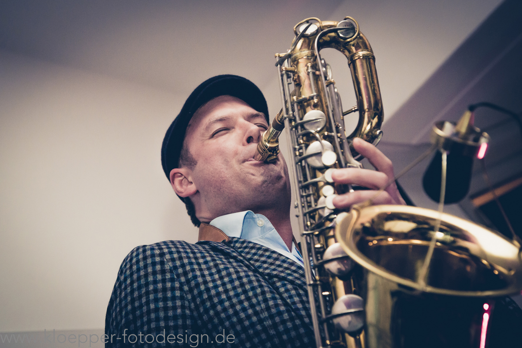 Saxophonist David Milzow mit Baritonsaxophon