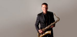 Saxophonist David Milzow mit Tenorsaxophon für Event & Gala