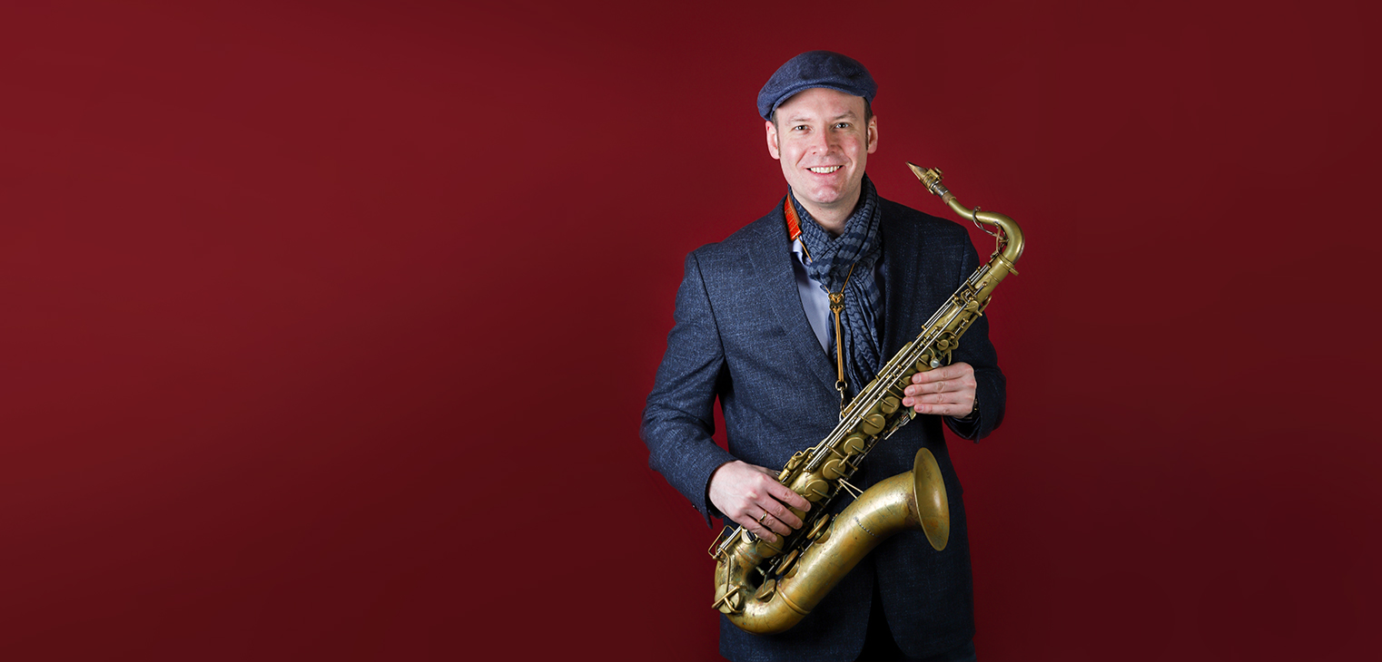 Saxophonist David Milzow mit Tenorsaxophon für Konzert und Unterricht